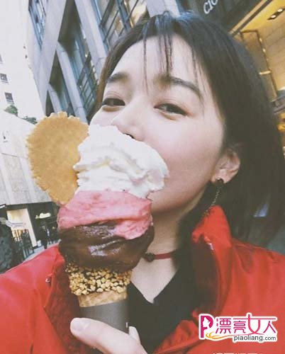 街边那个穿着石榴红外套，吃着冰淇淋的女孩好美