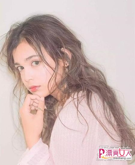 2018年流行什么发型 中长发妹子首选这15款慵懒风卷发