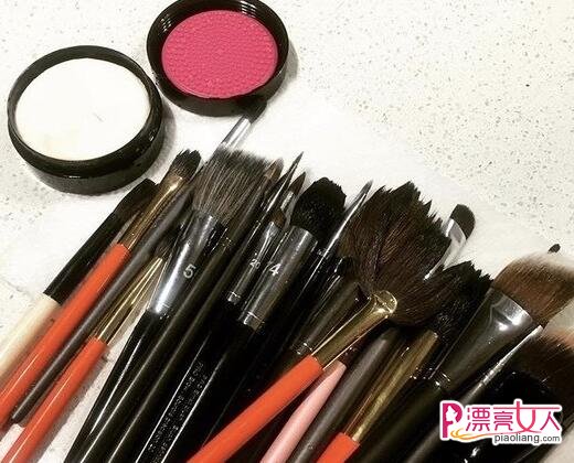 你会清洁化妆刷吗 正确清洁化妆刷的方法(图4)