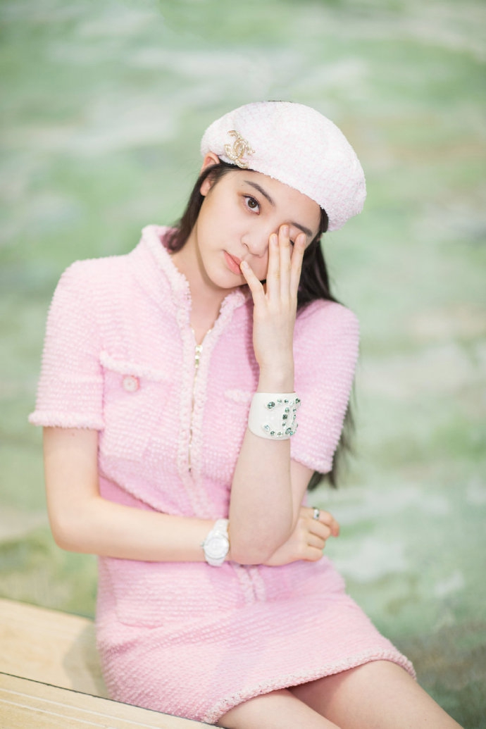 欧阳娜娜身穿粉色连衣裙 造型青春甜美(图1)