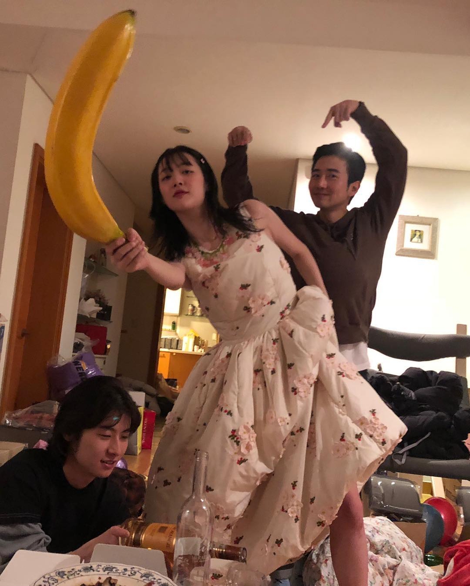 雪梨穿无袖碎花长裙 与朋友举着香蕉道具拍照嗨玩(图2)