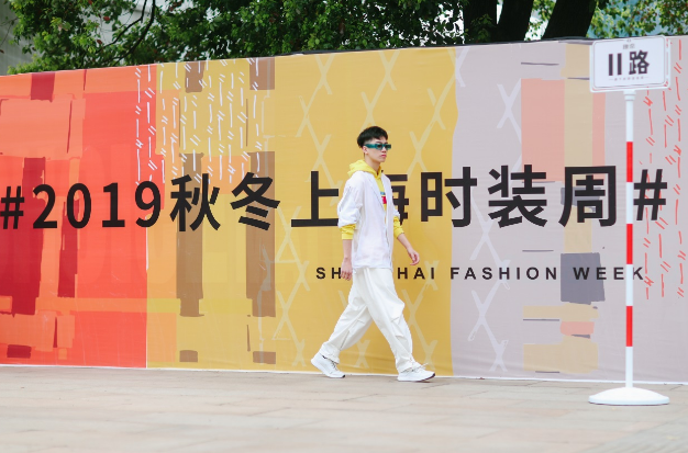  有范儿！上海时装周首开“马路走秀”，11路车主题吸睛