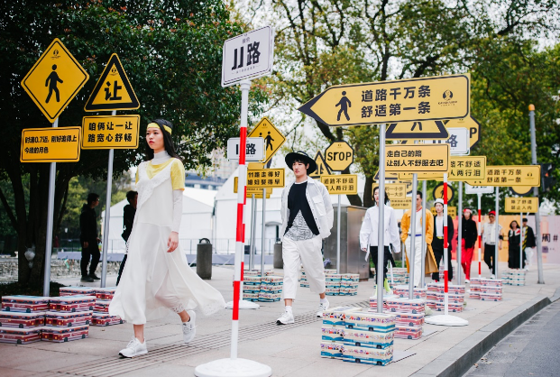  有范儿！上海时装周首开“马路走秀”，11路车主题吸睛