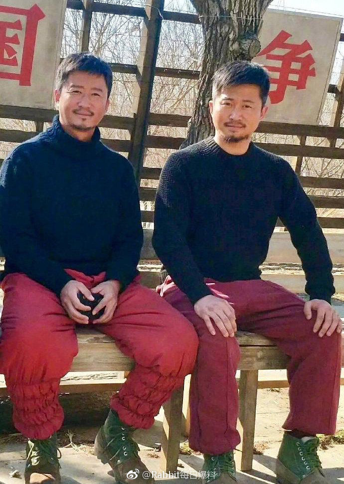 吴京跟他的“替身”竟然长得一模一样！网友：这不是双胞胎？