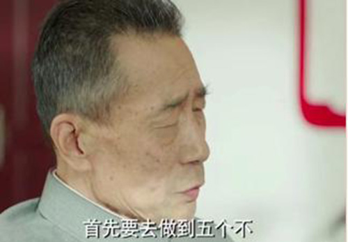 65岁李雪健近照身形佝偻 说话吃力令人心疼(图4)