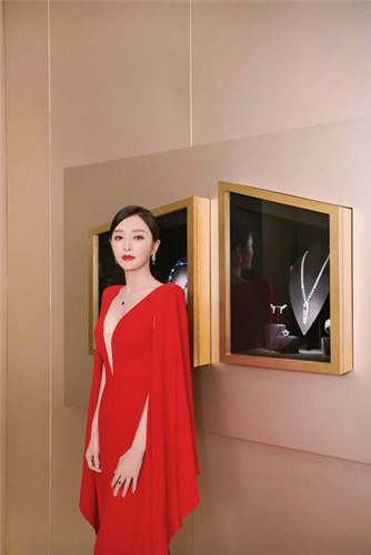 秦岚与女神林青霞同框 同色系红色长裙尽显优雅气质(图1)