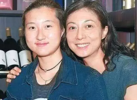 成龙遗产没女儿份？吴绮莉喊话称吴卓林不是亲生的(图2)