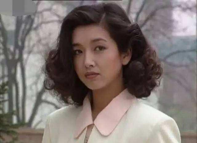 25年前红遍全国，与靳东姐弟恋 张嘉译视她为偶像(图2)