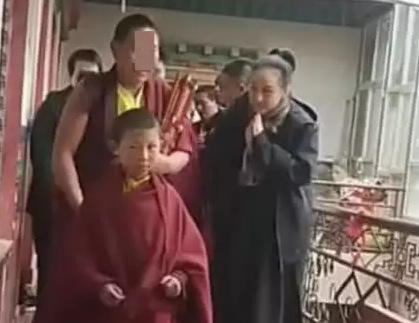 李连杰现身西藏拜佛 57岁利智身穿僧衣疑出家(图4)