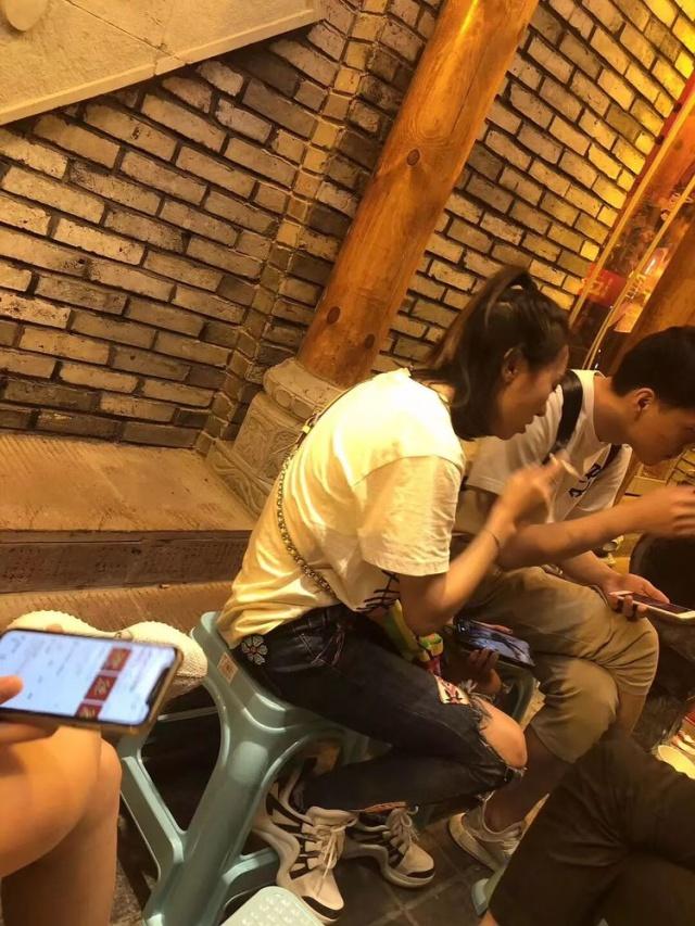 张丹峰丑闻后毕滢首次现身 穿天价鞋街头抽烟(图3)