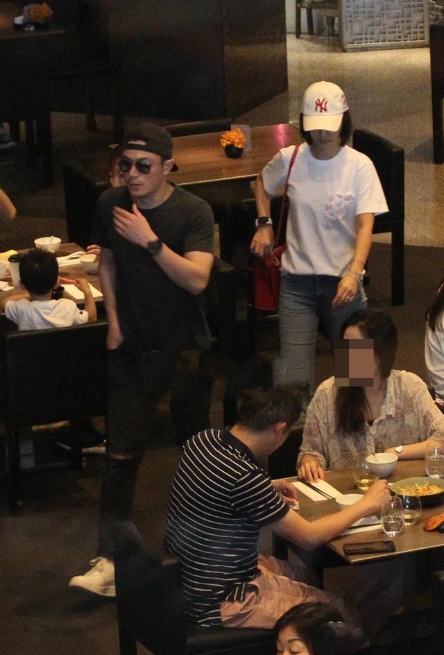 霍建华携林心如和女儿酒店用餐 一家三口和谐有爱(图4)