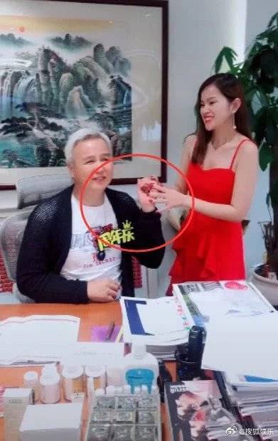 张庭老公林瑞阳牵手搂腰美女员工，网友：像老奶奶和孙女