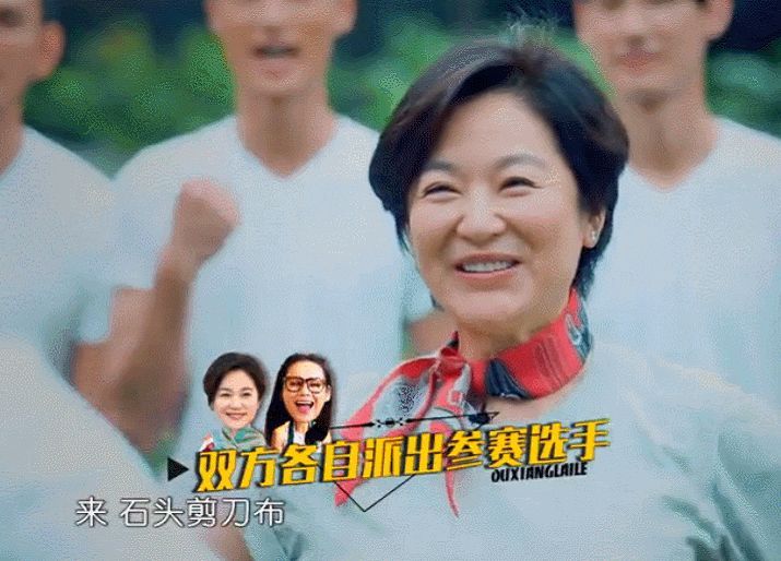 被传离婚的林青霞放飞自我！霸气亲吻男友人，看演唱会还大扭腰肢