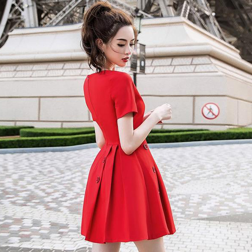 夏天穿红色裙子好看吗？4款红裙气质又显白！(图4)
