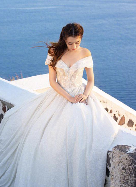热巴希腊拍婚纱大片 造型像极了童话里的公主(图5)