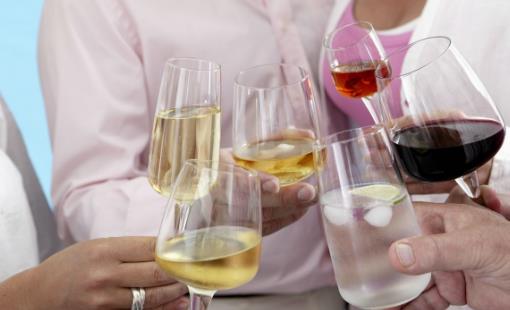 适度饮酒同样有致癌风险 长期饮酒引发心脑血管疾病