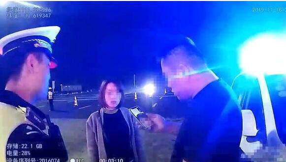 收费站前 宝马车里一女子大喊“救命” 民警上前司机急眼了(图3)