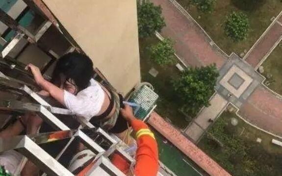 女子赌气从18楼跳下 接下来的一幕尴尬了(图2)