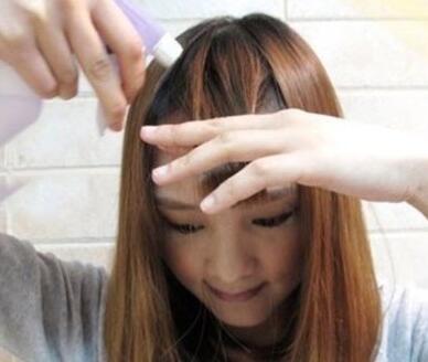 女生怎么在家用卷发梳打理刘海 手把手来教你！(图1)