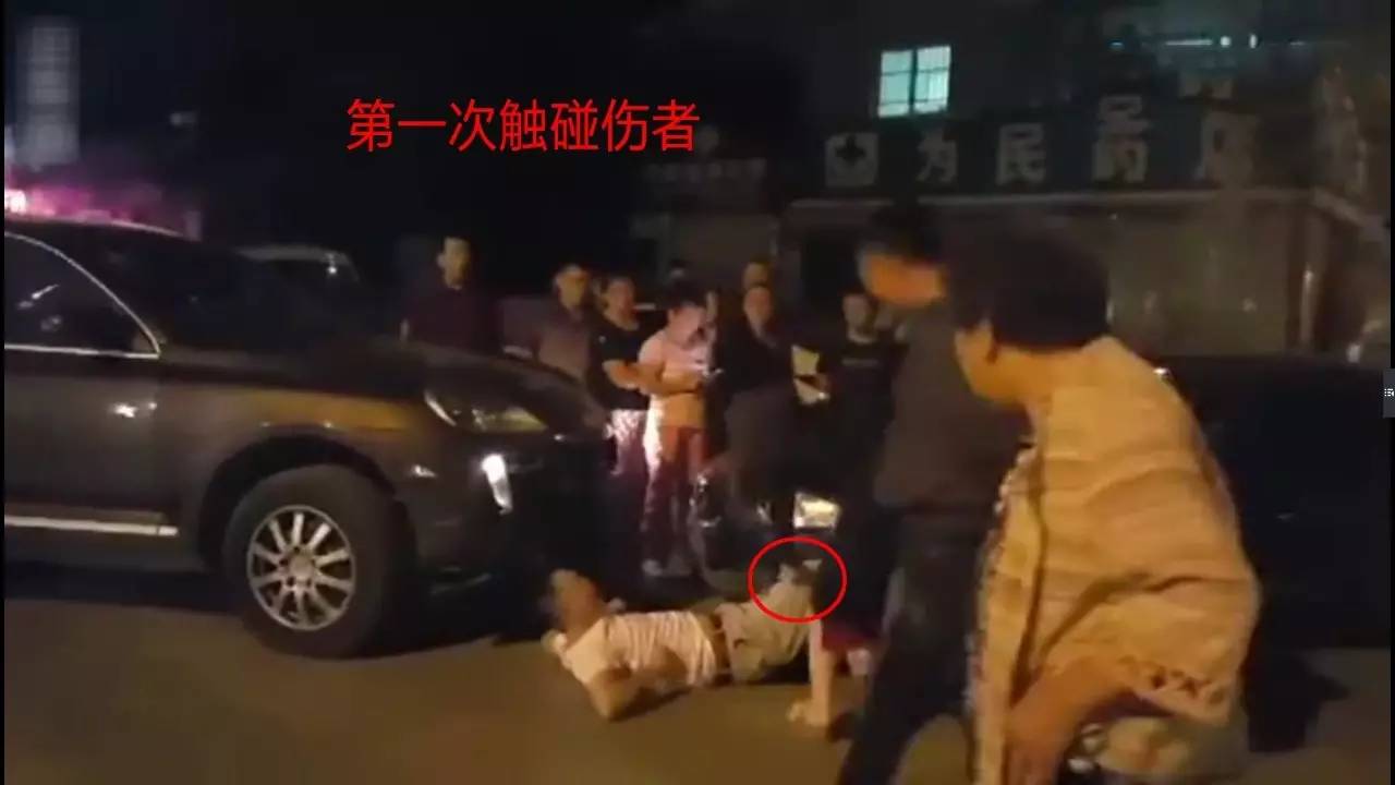 卡宴男叫嚣宝马女 女司机一怒之下撞残其双腿！(图6)