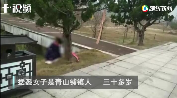 女子丝袜缠颈跪在湖边 路人走近一看吓傻了！(图5)