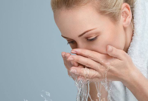 掌握正确洗脸方式 改善粗糙肤质(图3)
