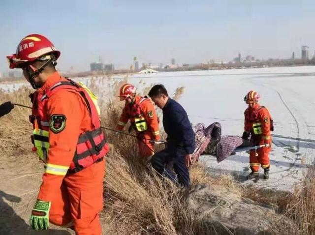 湖面冰层内出现3张人脸 无人机拍下恐怖画面