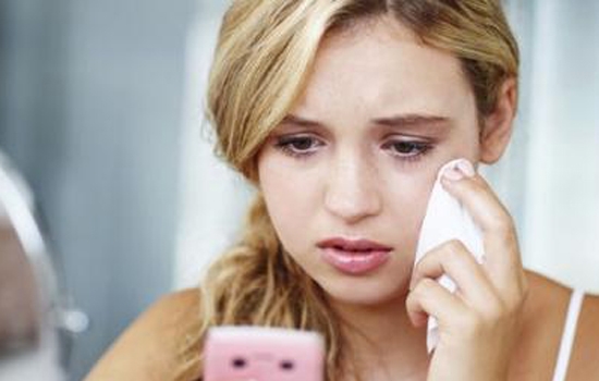 手机辐射对皮肤有危害吗?玩手机脸上会长痘痘吗(图2)
