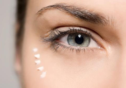 眼部精华和眼霜有什么区别？了解这些护肤效果更佳(图1)