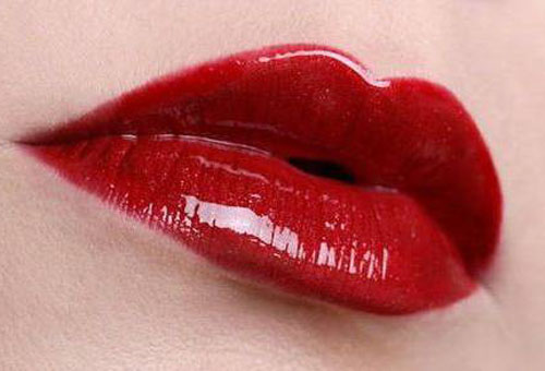 什么肤色的女人适合用正红色的口红？(图2)