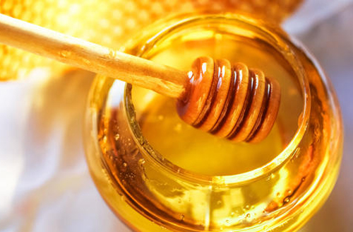蜂蜜可以直接涂脸上吗 蜂蜜涂脸有什么好处(图1)