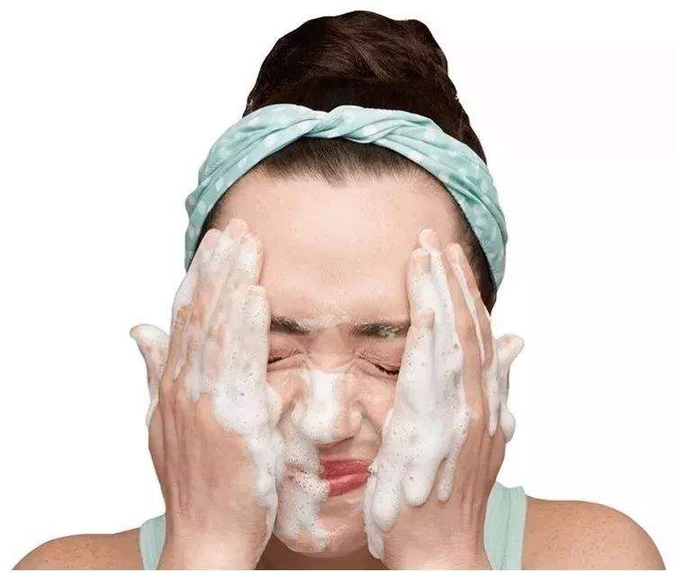 常见的洗脸误区 这4种方式堪比毁容！(图2)