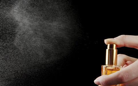 香水应该喷在身体哪个位置 喷香水的小技巧(图3)