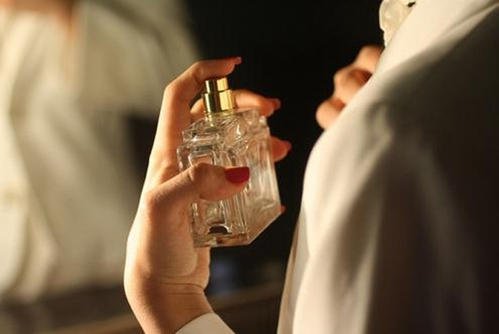 香水怎么用效果最好 掌握5个技巧香味更持久(图2)