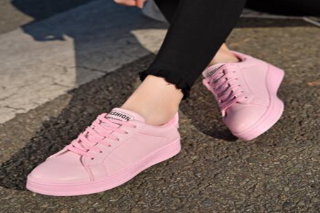 粉色鞋配什么袜子好看？这三款街头粉色鞋穿搭少女风爆棚(图3)