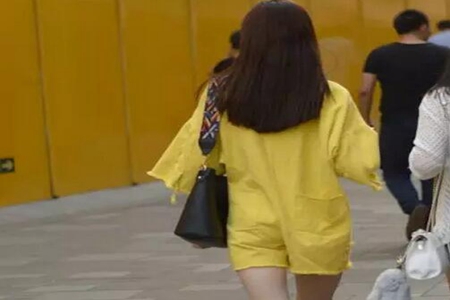 女人黄色衬衫搭配超短裤，瞬间能成街上风景线(图1)
