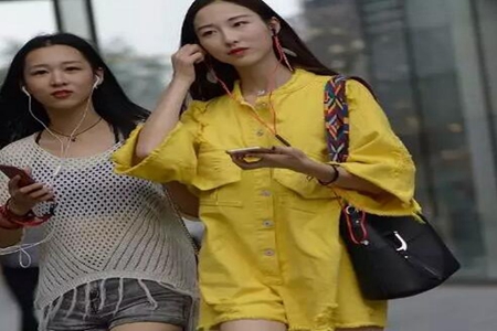 女人黄色衬衫搭配超短裤，瞬间能成街上风景线(图2)