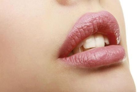 嘴唇干涩怎么护理？这几个方法让唇部肌肤更滋润！(图1)