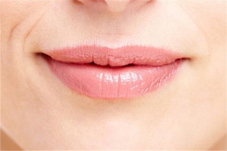 嘴唇干涩怎么护理？这几个方法让唇部肌肤更滋润！(图3)