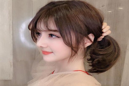 刘海发型女图片2020，这五款八字刘海能减龄显脸小(图1)