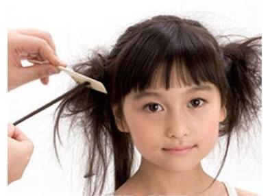 女童扎头发简单又好看 简单儿童发型绑扎方法(图5)