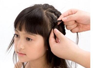 女童扎头发简单又好看 简单儿童发型绑扎方法(图4)