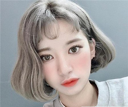2018年最流行的发型“眉上刘海”短发发型设计搭配！(图1)