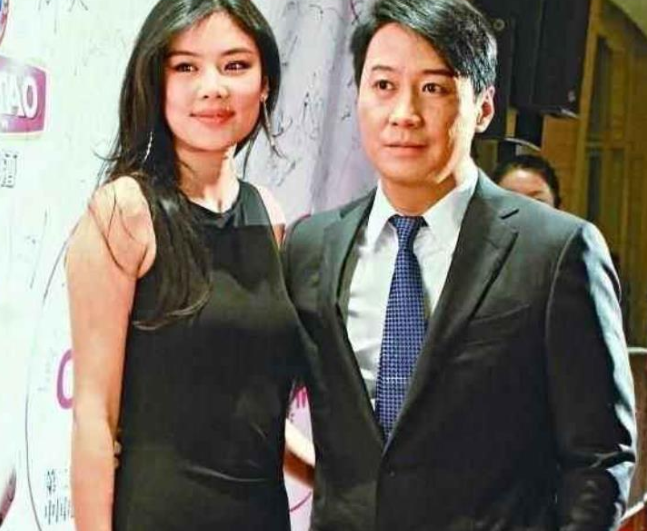 她28岁嫁给黎明，4年败光7亿家产，离婚后再嫁老外，如今丑到不敢认(图2)