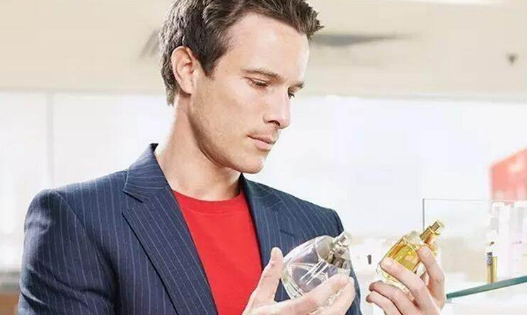 男士香水提前多久喷最好 男士香水使用的注意事项(图1)
