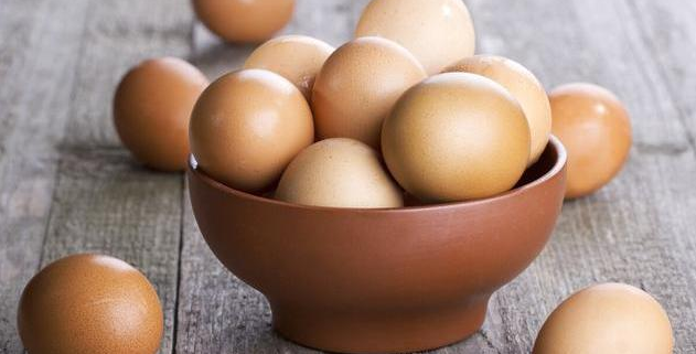白壳鸡蛋与红壳鸡蛋哪个更有营养？养殖户告诉你，下次别再买错(图1)