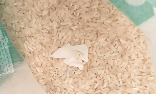 家里的大米容易长米虫怎么办？放点它，大米放一年都新鲜(图3)