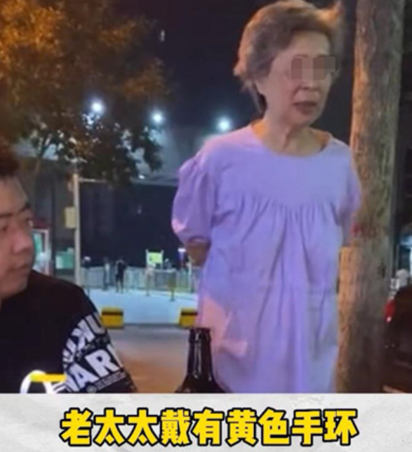 退休阿姨太孤单，深夜找路边小伙求陪聊，手上黄色手环暴露原因(图7)