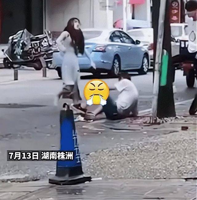 不买包就挨揍？女子当街对男友拳打脚踢 网友：这次我站边女方(图1)