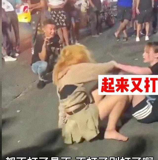 两女子酒后当街扯衣撕打，围观者看热闹起哄，丢脸丢大了(图6)